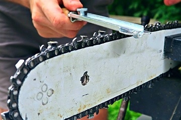 Chain Replacement in a Chainsaw