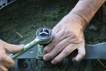 Step-by-Step Guide: Replacing the Blade and Hub in a Lawn Mower